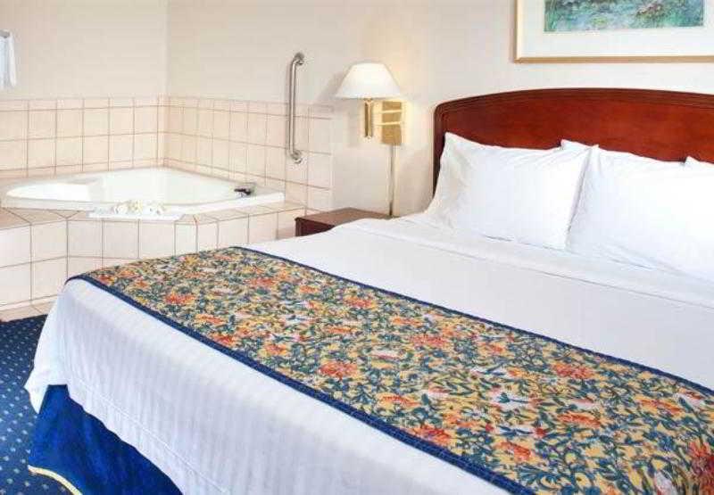 Courtyard By Marriott Cleveland