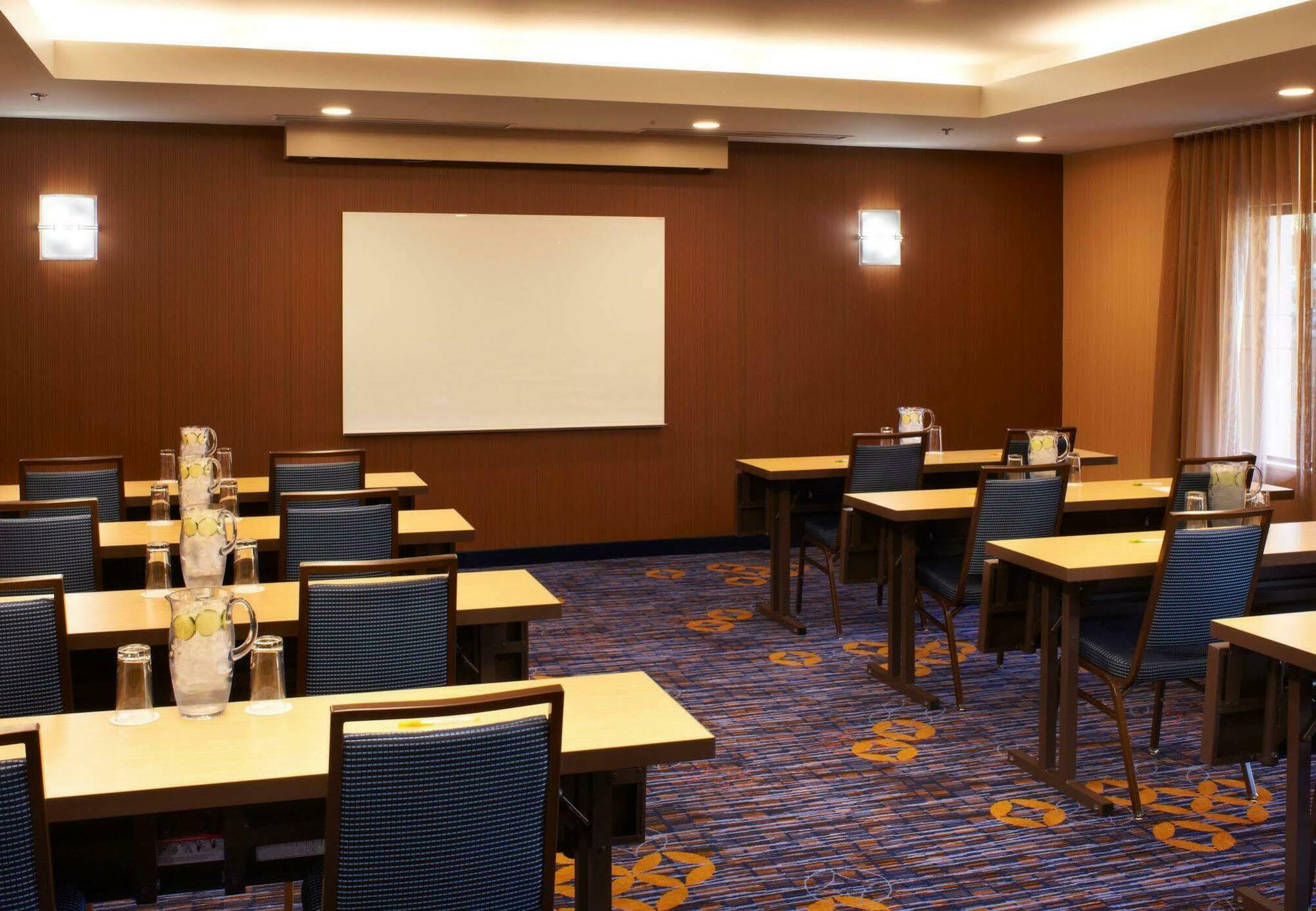 Courtyard By Marriott Cleveland Hotel